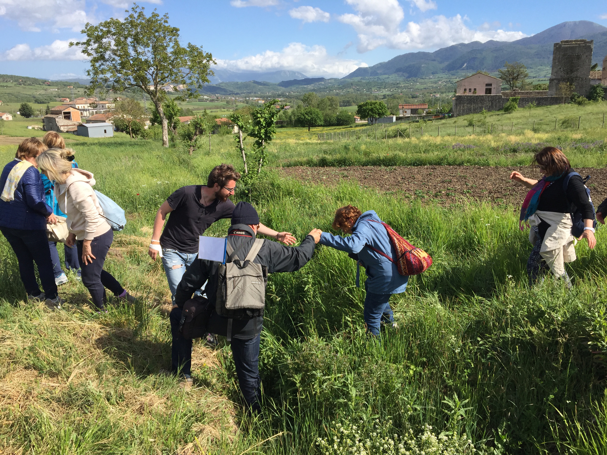 attraversamento-al-goleto-_-cammino-di-guglielmo-2017-_-foto-av